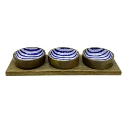 Plateau en bois avec 3 bols rayés pour servir des apéritifs et des collations lors de fêtes et réunions