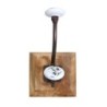 Cintre en bois avec bouton olive pour décoration murale, idéal pour organiser et embellir votre maison