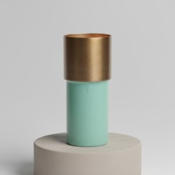 Vase décoratif moderne pour le salon, design contemporain, idéal pour les fleurs et la décoration intérieure.