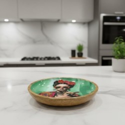 Assiette décorative Femme avec fleurs, idéale pour offrir, design élégant et polyvalent pour la décoration intérieure.