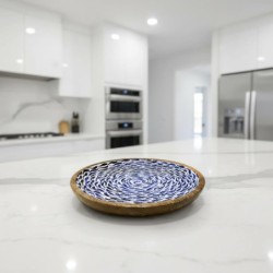 Assiette décorative bleue motif poisson pour cuisine et salle à manger, idéale pour une décoration nautique, en bois durable.