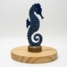 Figurine décorative hippocampe bleu pour la maison, style marin, ornement en bois, idéal pour une décoration nautique.